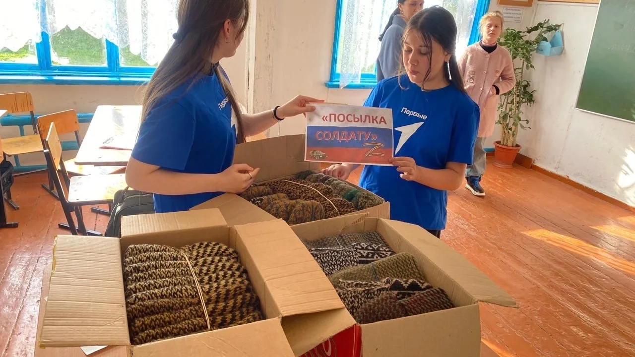 Школьники Сулейман-Стальского района связали бойцам СВО шерстяные носки